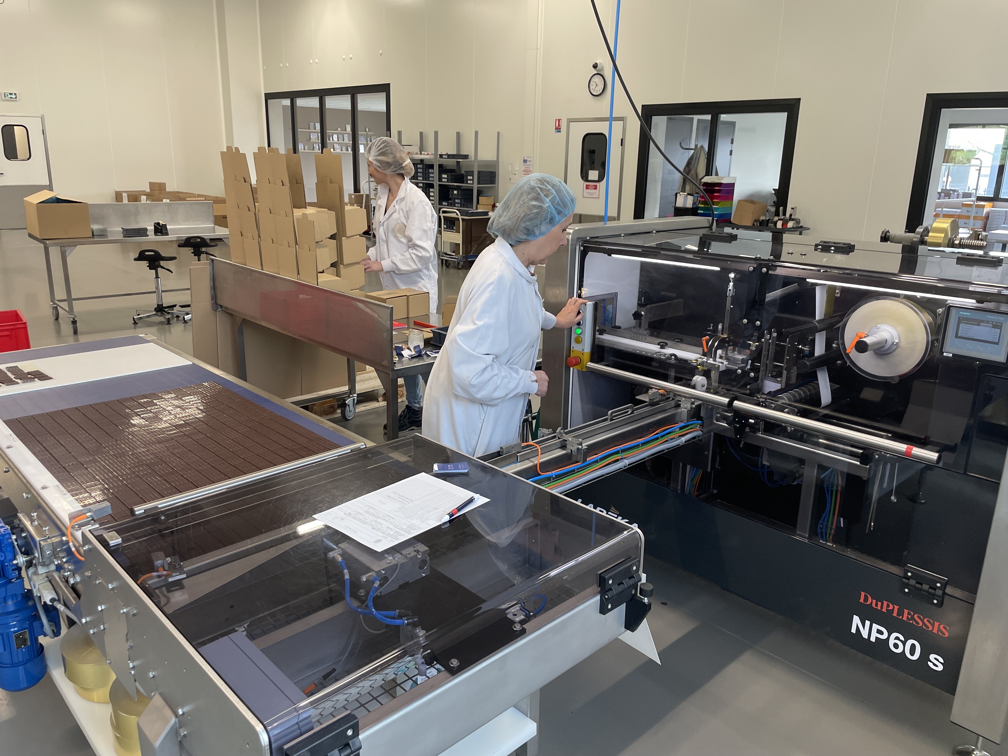 The Lareka NP60 with buffer belt with dropping station on the Chocolaterie DuPLESSIS factory.